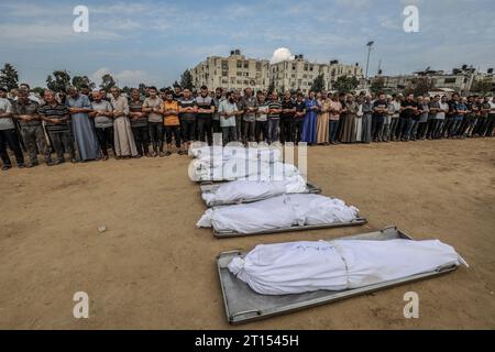 Khan Yunis, Palestinian Territories. 11th Oct, 2023. Mourners pray before the bodies of Palestinians killed during an Israeli air strike, ahead of their burial. Credit: Abed Rahim Khatib/dpa/Alamy Live News Stock Photo