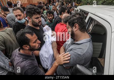 Khan Yunis, Palestinian Territories. 11th Oct, 2023. A Palestinian mourns for his child killed during an Israeli air strike, ahead of his burial. Credit: Abed Rahim Khatib/dpa/Alamy Live News Stock Photo