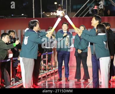 Seoul, South Korea. 11th Oct, 2023. Seoul mayor Oh Se-hoon (2nd R, front) and Governor of Gangwon Province Kim Jin-tae (1st L, front) pass the flame during the celebration in Seoul, South Korea, on Oct. 11, 2023, 100 days ahead of the opening of the 2024 Gangwon Winter Youth Olympic Games. The 2024 Winter Youth Olympics will be held in Gangwon from Jan. 19 to Feb. 1. Credit: Yao Qilin/Xinhua/Alamy Live News Stock Photo