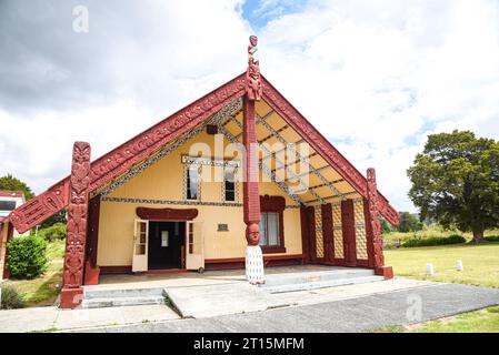 A wharenui is a communal house of the Māori people Māori Carving, Waitangi, Runanga, New Zealand Stock Photo