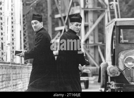 WE'RE NO ANGELS  1989 Paramount Pictures film with Robert De Niro at left and Sean Penn Stock Photo