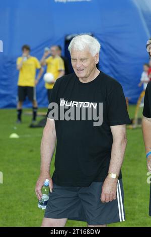 Bobby Robson speaking at Burton charity football tournament at Bisham Abbey training ground Stock Photo