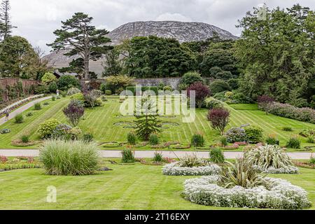 Abbaye de Kylemore dans le Connemara, son jardin victorien. Kylemore Abbey in Connemara, Victorian Walled Garden. Stock Photo