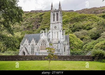 Abbaye de Kylemore dans le Connemara, église néogothique. Kylemore Abbey in Connemara, neo-Gothic church. Stock Photo