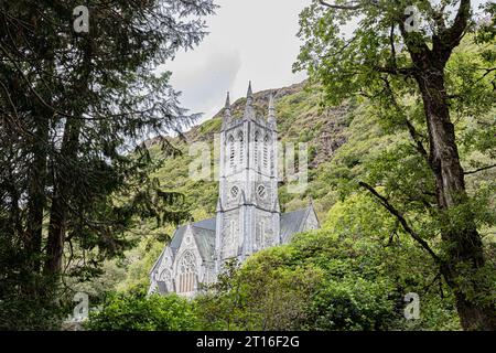 Abbaye de Kylemore dans le Connemara, église néogothique. Kylemore Abbey in Connemara, neo-Gothic church. Stock Photo