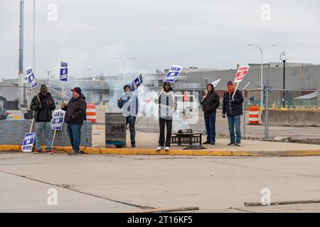 Wayne, Michigan, USA. 11th Oct, 2023. Members of the United Auto Workers picket Ford's Michigan Assembly Plant as their strike against Ford, Stellantis, and General Motors ends its first month. Credit: Jim West/Alamy Live News Stock Photo