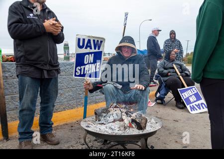 Wayne, Michigan, USA. 11th Oct, 2023. Members of the United Auto Workers picket Ford's Michigan Assembly Plant as their strike against Ford, Stellantis, and General Motors ends its first month. Credit: Jim West/Alamy Live News Stock Photo