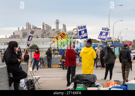 Wayne, Michigan, USA. 11th Oct, 2023. Members of the United Auto Workers picket Ford's Michigan Assembly Plant as their strike against Ford, Stellantis, and General Motors ends its first month. The UAW has been fighting to ensure that its contracts cover workers involved in the transition to electric vehicles. Credit: Jim West/Alamy Live News Stock Photo