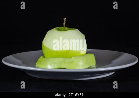 https://l450v.alamy.com/450v/2t16y51/picture-of-an-apple-a-green-apple-ready-to-be-eaten-isolated-on-a-black-background-2t16y51.jpg