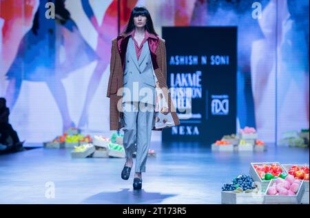 New Delhi, India. 11th Oct, 2023. A model displays a creation of Indian designer Ashish Soni during Lakme Fashion Week x FDCI in New Delhi, India, Oct. 11, 2023. Credit: Javed Dar/Xinhua/Alamy Live News Stock Photo