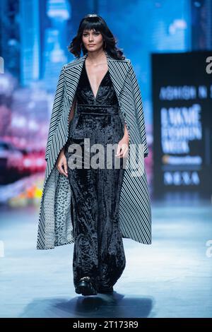 New Delhi, India. 11th Oct, 2023. A model displays a creation of Indian designer Ashish Soni during Lakme Fashion Week x FDCI in New Delhi, India, Oct. 11, 2023. Credit: Javed Dar/Xinhua/Alamy Live News Stock Photo