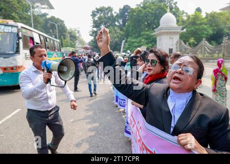 Dhaka, Bangladesh, October 11, 2023. Pro-BNP lawyers gather in a protest and formed a human chain in front of the Supreme Court demanding the BNP (Bangladesh Nationalist Party) Chairperson Khaleda Zia's constitutional right to receive advanced treatment abroad be confirmed, in Dhaka, Bangladesh, October 11, 2023. Khaleda Zia was sent to Old Dhaka Central Jail she was convicted in the Zia Orphanage Trust graft case by a lower court on February 8, 2018. On March 25, 2020, the BNP chief was released from jail upon an executive order on some conditions considering her age and humanitarian ground f Stock Photo