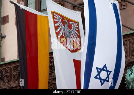 Solidarität mit Israel Am Balkon des Römers in Frankfurt am Main ist zusätzlich zur Deutschland-Fahne rechts sowie dem Frankfurter Stadtwappen Mitte aus Solidarität die Nationalflagge Israels gehisst. Am 07. Oktober 2023 hatte die radikalislamische Hamas von Gaza aus überraschend einen Angriff auf Israel begonnen. Frankfurt am Main Römerberg Hessen Deutschland *** Solidarity with Israel On the balcony of the Römer in Frankfurt am Main, in addition to the German flag on the right and the Frankfurt city coat of arms in the center, the national flag of Israel is hoisted in solidarity On 07 Octobe Stock Photo