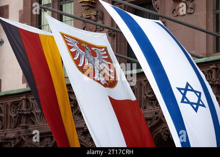 Solidarität mit Israel Am Balkon des Römers in Frankfurt am Main ist zusätzlich zur Deutschland-Fahne rechts sowie dem Frankfurter Stadtwappen Mitte aus Solidarität die Nationalflagge Israels gehisst. Am 07. Oktober 2023 hatte die radikalislamische Hamas von Gaza aus überraschend einen Angriff auf Israel begonnen. Frankfurt am Main Römerberg Hessen Deutschland *** Solidarity with Israel On the balcony of the Römer in Frankfurt am Main, in addition to the German flag on the right and the Frankfurt city coat of arms in the center, the national flag of Israel is hoisted in solidarity On 07 Octobe Stock Photo