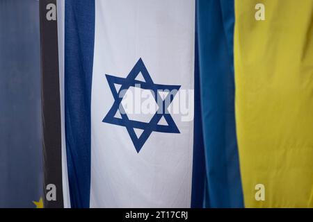 Solidarität mit Israel und der Ukraine Am Balkon des Römers in Frankfurt am Main sind aus Solidarität die Nationalflaggen Israels links und der Ukraine rechts gehisst. Am 24. Februar 2022, begann die Invasion russischer Truppen in die Ukraine. Seitdem dauert der Angriffskrieg Russlands an. Am 07. Oktober 2023 hatte die radikalislamische Hamas von Gaza aus überraschend einen Angriff auf Israel begonnen. Frankfurt am Main Römerberg Hessen Deutschland *** Solidarity with Israel and Ukraine On the balcony of the Römer in Frankfurt am Main, the national flags of Israel on the left and Ukraine on th Stock Photo