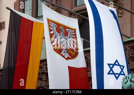 Solidarität mit Israel Am Balkon des Römers in Frankfurt am Main ist zusätzlich zur Deutschland-Fahne rechts sowie dem Frankfurter Stadtwappen Mitte aus Solidarität die Nationalflagge Israels gehisst. Am 07. Oktober 2023 hatte die radikalislamische Hamas von Gaza aus überraschend einen Angriff auf Israel begonnen. Frankfurt am Main Römerberg Hessen Deutschland *** Solidarity with Israel On the balcony of the Römer in Frankfurt am Main, in addition to the German flag on the right and the Frankfurt city coat of arms in the center, the national flag of Israel is hoisted in solidarity On 07 Octobe Stock Photo