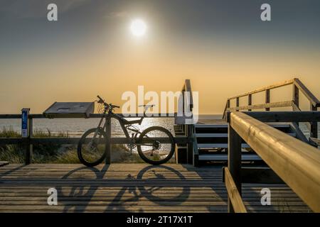Holztreppe, Sonnenuntergang, Dünen-Übergang, Lister Weststrand, List, Sylt, Schleswig-Holstein, Deutschland Stock Photo
