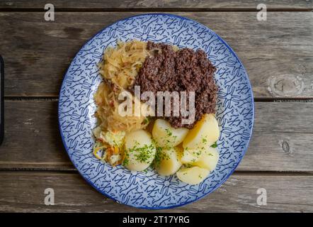 Spreewald Spezialität, Teller mit Grützblutwurst, Kartoffeln, Sauerkraut, Ausflugsrestaurant Wotschofska, Lübbenau, Spreewald, Brandenburg, Deutschlan Stock Photo