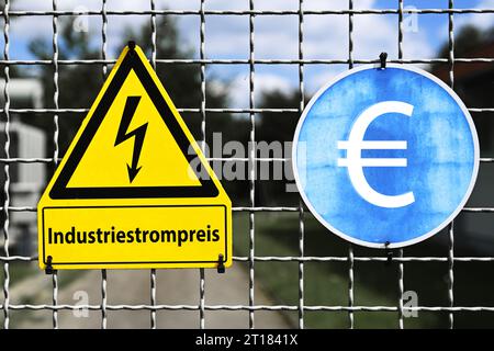 FOTOMONTAGE, Schild mit Strompfeil und Aufschrift Industriestrompreis, Symbolfoto für einen subventionierten Strompreis für die Industrie Stock Photo