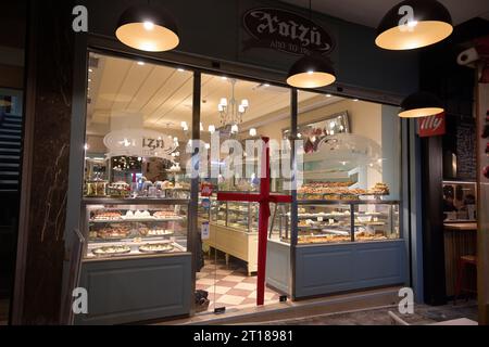 Cafe und Bäckerei Xoizn, Mitropoleos, Athen, Griechenland Stock Photo
