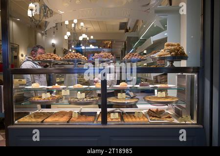 Backwaren, Cafe und Bäckerei Xoizn, Mitropoleos, Athen, Griechenland Stock Photo