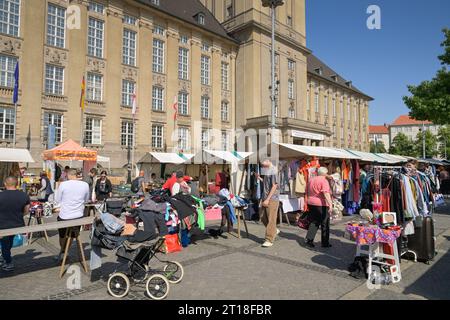 Flohmarkt, Rathaus Schöneberg, John-F.-Kennedy-Platz, Schöneberg, Tempelhof-Schöneberg, Berlin, Deutschland Stock Photo