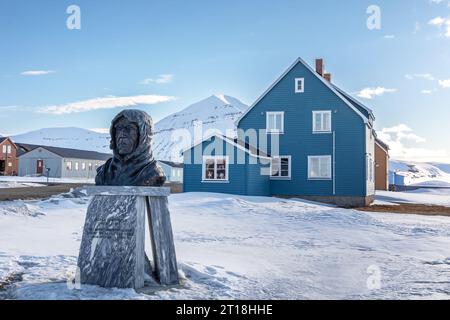 Ny-Alesund, Svalbard - 25 May 2019: Bronze bust statue commemorating Roald Amundsen, a Norwegian polar explorer, and one of the first to cross the Art Stock Photo