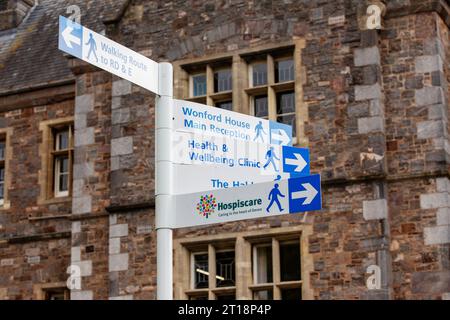 Circular blue sign in the window of a shop saying in French Magasin ouvert  à tous, meaning in english Store open to all Stock Photo - Alamy