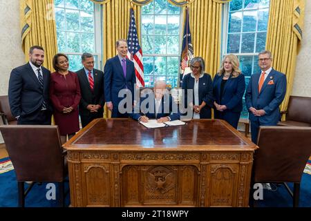 Washington, United States of America. 22 September, 2023. U.S President Joe Biden, center, signs H.R. 2544, “the Securing the U.S. Organ Procurement and Transplantation Network Act”, into law during a ceremony at the Oval Office,   September 22, 2023 in Washington, D.C.  Credit: Adam Schultz/White House Photo/Alamy Live News Stock Photo