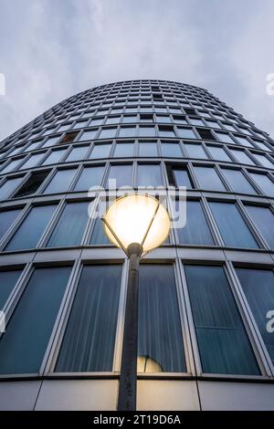 Exterior of high rise residential building Stock Photo - Alamy