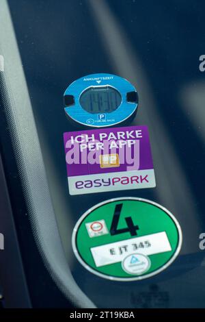 Elektronische Parkscheibe, PKW mit einer digitalen Uhr, die Ankunft des  Fahrzeugs auf einem Parkplatz Anzeigt, gilt als Ersatz für die analogen,  schiebe- oder drehbaren Parkscheiben, mit offizieller Zulassung, gem. STVO,  Parken-Verkehrszeichen 314
