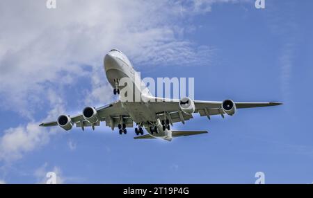 Landeanflug Flugzeug Jumbo-Jet Lufthansa Boeing 747-830, Flughafen, Frankfurt am Main, Hessen, Deutschland Stock Photo