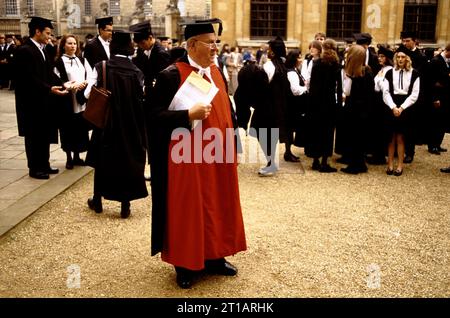 Matriculation Day, Freshers Week, matriculation is the formal enrolment process, students have to wear  subfusc. The master in charge in his formal gown. The matriculation takes place at the Sheldonian theatre. Oxford, Oxfordshire, England September 1990s. 1995 UK  HOMER SYKES Stock Photo