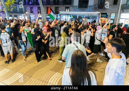 Barcelona, Barcelona, Spain. 12th Oct, 2023. Dozens of people demonstrate in favor of Palestine and against the Israeli genocide led by Benjamin Netanyahu. (Credit Image: © Marc Asensio Clupes/ZUMA Press Wire) EDITORIAL USAGE ONLY! Not for Commercial USAGE! Stock Photo