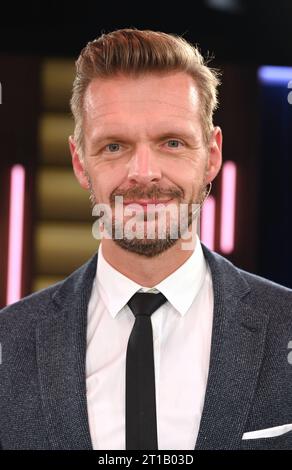 Kabarettist und Autor Florian Schroeder zu Gast in der WDR Talkshow Kölner Treff *** Cabaret artist and author Florian Schroeder as a guest on the WDR talk show Kölner Treff Credit: Imago/Alamy Live News Stock Photo