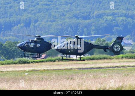 Schulungshubschrauber EC 135 beim Tag der Bundeswehr Der leichte, von Eurocopter gebaute EC 135 wird in der Bundeswehr als Schulungshubschrauber zum Pilotentraining eingesetzt. Spotterday zum Tag der Bundeswehr TdBW in Bückeburg 2023 An diesem Tag wurden interessierte Fotografen zum sogenannten Spotterday eingeladen. Dieser fand in Vorbereitung zum jährlich ausgerichteten Tag der Bundeswehr am Internationalen Hubschrauber Ausbildungszentrum statt. Bückeburg Niedersachsen Deutschland *** EC 135 training helicopter at the Bundeswehr Day The light EC 135 built by Eurocopter is used in the Bundesw Stock Photo