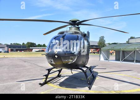 Schulungshubschrauber EC 135 beim Tag der Bundeswehr Der leichte, von Eurocopter gebaute EC 135 wird in der Bundeswehr als Schulungshubschrauber zum Pilotentraining eingesetzt. Spotterday zum Tag der Bundeswehr TdBW in Bückeburg 2023 An diesem Tag wurden interessierte Fotografen zum sogenannten Spotterday eingeladen. Dieser fand in Vorbereitung zum jährlich ausgerichteten Tag der Bundeswehr am Internationalen Hubschrauber Ausbildungszentrum statt. Bückeburg Niedersachsen Deutschland *** EC 135 training helicopter at the Bundeswehr Day The light EC 135 built by Eurocopter is used in the Bundesw Stock Photo