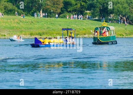Pleasure gondolas in 1719 The 300th anniversary of the prince's wedding in 1719 was celebrated in Dresden with a historic water parade on the Elbe. Stock Photo