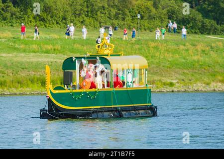 Pleasure gondolas in 1719 The 300th anniversary of the prince's wedding in 1719 was celebrated in Dresden with a historic water parade on the Elbe. Stock Photo