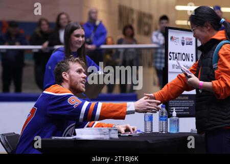 Edmonton, Alberta, Canada. 12th Oct, 2023. Edmonton Oilers CONNOR MCDAVID (#97) shakes the hand of a fan while signing autographs at West Edmonton Mall during an event to start off the 2023-2024 NHL season. (Credit Image: © Alexander Patton/ZUMA Press Wire) EDITORIAL USAGE ONLY! Not for Commercial USAGE! Stock Photo