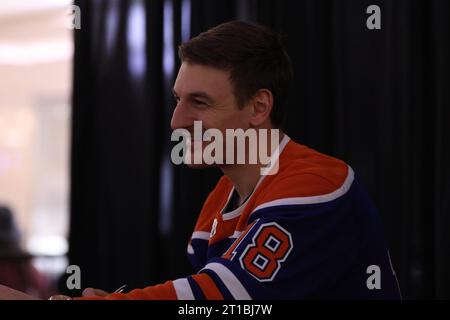 Edmonton, Alberta, Canada. 12th Oct, 2023. Edmonton Oilers ZACH HYMAN (#18) talks to a fan while signing autographs at West Edmonton Mall during an event to start off the 2023-2024 NHL season. (Credit Image: © Alexander Patton/ZUMA Press Wire) EDITORIAL USAGE ONLY! Not for Commercial USAGE! Stock Photo