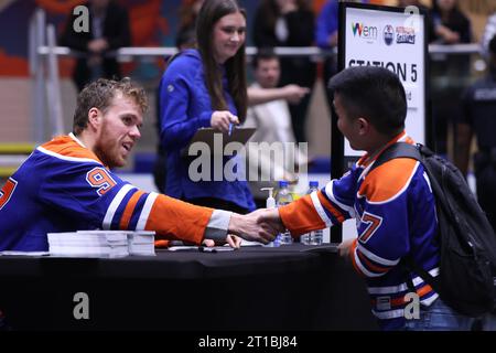 Edmonton, Alberta, Canada. 12th Oct, 2023. Edmonton Oilers CONNOR MCDAVID (#97)shakes the hand of a fan while signing autographs at West Edmonton Mall during an event to start off the 2023-2024 NHL season. (Credit Image: © Alexander Patton/ZUMA Press Wire) EDITORIAL USAGE ONLY! Not for Commercial USAGE! Stock Photo