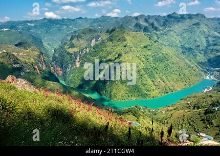 View of the Nho Que River and Tu San Canyon from the Ma Pi Leng Sky Walk, Ha Giang, Vietnam Stock Photo