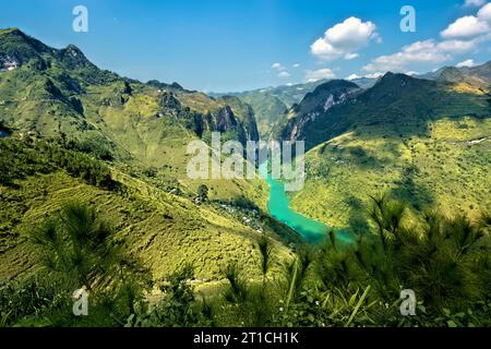 View of the Nho Que River and Tu San Canyon from the Ma Pi Leng Sky Walk, Ha Giang, Vietnam Stock Photo