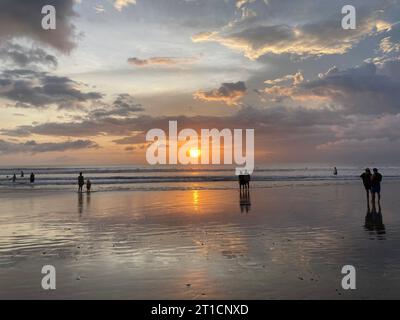 Bali, Indonesia. 09th Oct, 2022. Tourists marvel at the sunset on Kuta Beach. Bali levies a tourist fee from February 14, 2024. This is causing a lot of discussion. Credit: Carola Frentzen/dpa/Alamy Live News Stock Photo