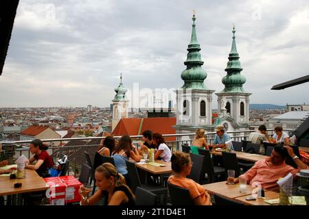 People sitting on a rooftop restaurant with a view over Vienna Skyline. Austria. Stock Photo