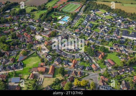 Luftbild, Sportplatz TuS Sythen von 1923, Freibad, KIndergarten und Baustelle mit Neubau Feuerwehrhaus, Wohnsiedlung Brinkweg, Sythen, Haltern am See, Ruhrgebiet Münsterland, Nordrhein-Westfalen, Deutschland ACHTUNGxMINDESTHONORARx60xEURO *** Aerial view, sports field TuS Sythen from 1923, outdoor pool, childrens garden and construction site with new fire station, housing estate Brinkweg, Sythen, Haltern am See, Ruhr area Münsterland, North Rhine Westphalia, Germany ATTENTIONxMINESTHONORARx60xEURO Stock Photo