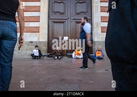 Toulouse, France. 13th Oct, 2023. Demonstration of the Latest Renovation group, blocking the entrances to Toulouse Town Hall with the use of padlocks, chains and glue in Toulouse, France on october 13, 2023. Photo by Arnaud Bertrand/ABACAPRESS.COM Credit: Abaca Press/Alamy Live News Stock Photo