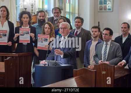 Bundespraesident Frank-Walter Steinmeier besuchte am Freitag 13.10.2023 die Synogoge am Fraenkelufer im Berliner Bezirk Kreuzberg um seine Solidaritaet mit den Menschen juedischen Glaubens in Deutschland zu zeigen. In der Synagoge traf er zu einem Gespraech mit dem Vorsitzenden der Juedischen Gemeinde zu Berlin, Gideon Joffe, dem Geschaeftsfuehrer des Zentralrats der Juden in Deutschland, Daniel Botmann, und anderen Vertretern des Judentums zusammen. Die islamistische Terrororganistaion Hamas hatte nach ihrem Ueberfall auf Israel am 7. Oktober dazu aufgerufen Juden und juedische Einrichtungen Stock Photo