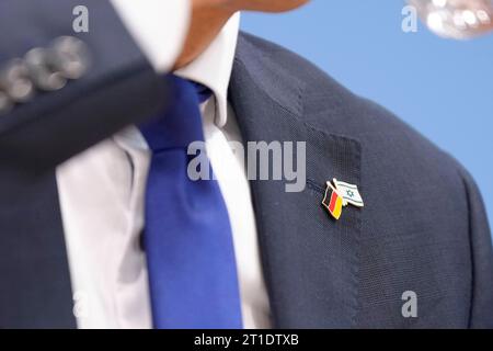 Symbolfoto und Anstecker kleine Fahnen als Deutsche Solidaritaet mit Israel Symbolbild, deutsche Politiker und Mitglieder der Bundesregierung tragen als Solidaritaet mit Israel und dem aktuellen Konflikt Anstecker mit den Fahnen von Deutschland und Israel am Revers ihrer Sakkos, Berlin, 13.10.2023 Berlin Berlin Deutschland *** Symbol photo and pin small flags as German solidarity with Israel symbol image, German politicians and members of the federal government wear pins with the flags of Germany and Israel on the lapel of their jackets as solidarity with Israel and the current conflict, Berli Stock Photo